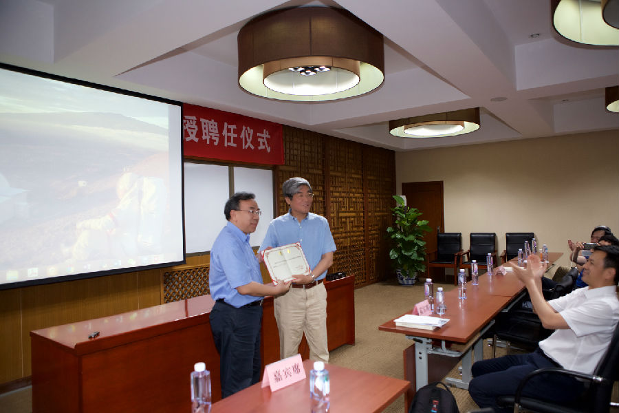 万俊人经理向刘钝教授颁发聘书.jpg